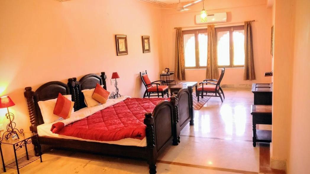 Umaid Palace - A Lakeside Heritage Palace Resort Near Jaipur Close To Bhangarh & Chand Baori Stepwell Abhaneri Dubbi Room photo