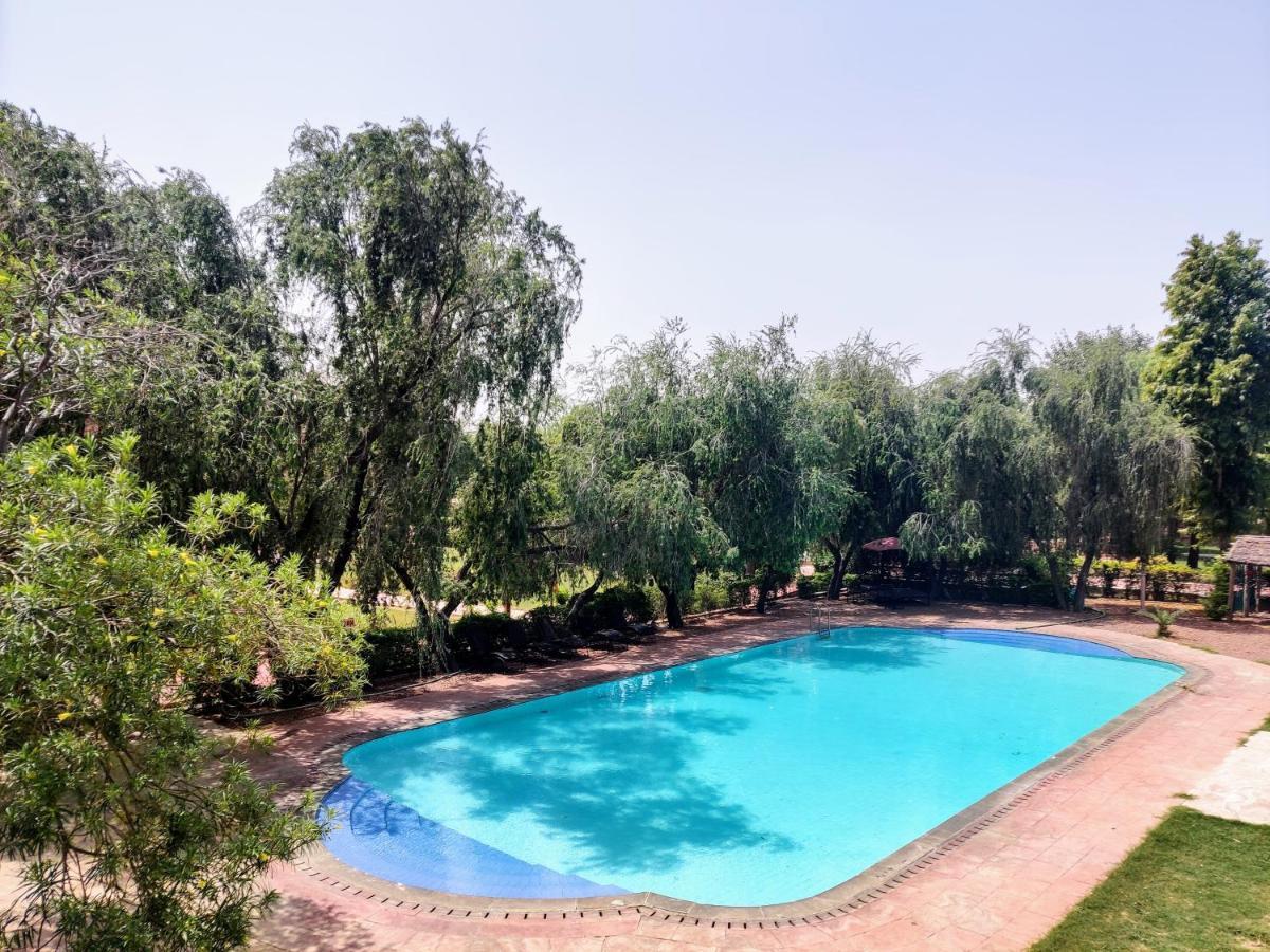 Umaid Palace - A Lakeside Heritage Palace Resort Near Jaipur Close To Bhangarh & Chand Baori Stepwell Abhaneri Dubbi Exterior photo