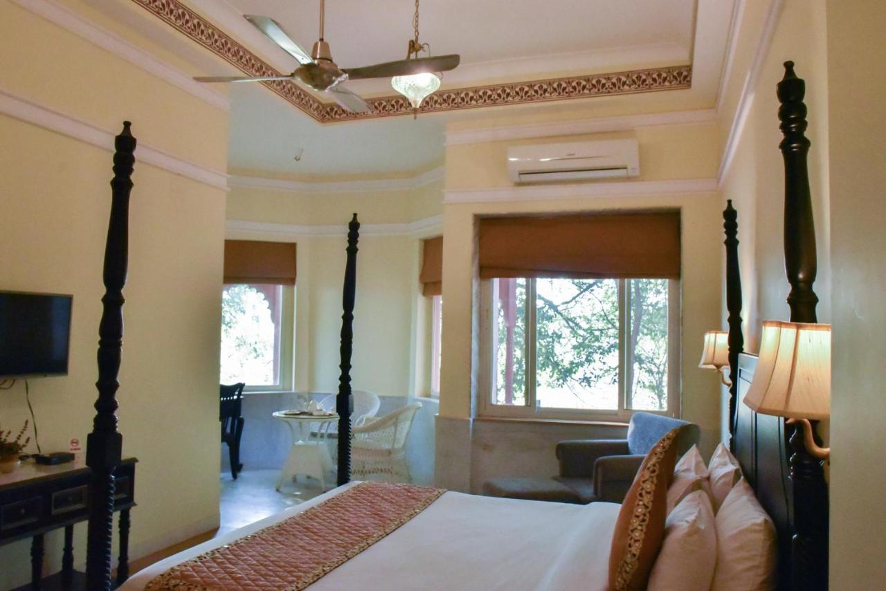 Umaid Palace - A Lakeside Heritage Palace Resort Near Jaipur Close To Bhangarh & Chand Baori Stepwell Abhaneri Dubbi Exterior photo
