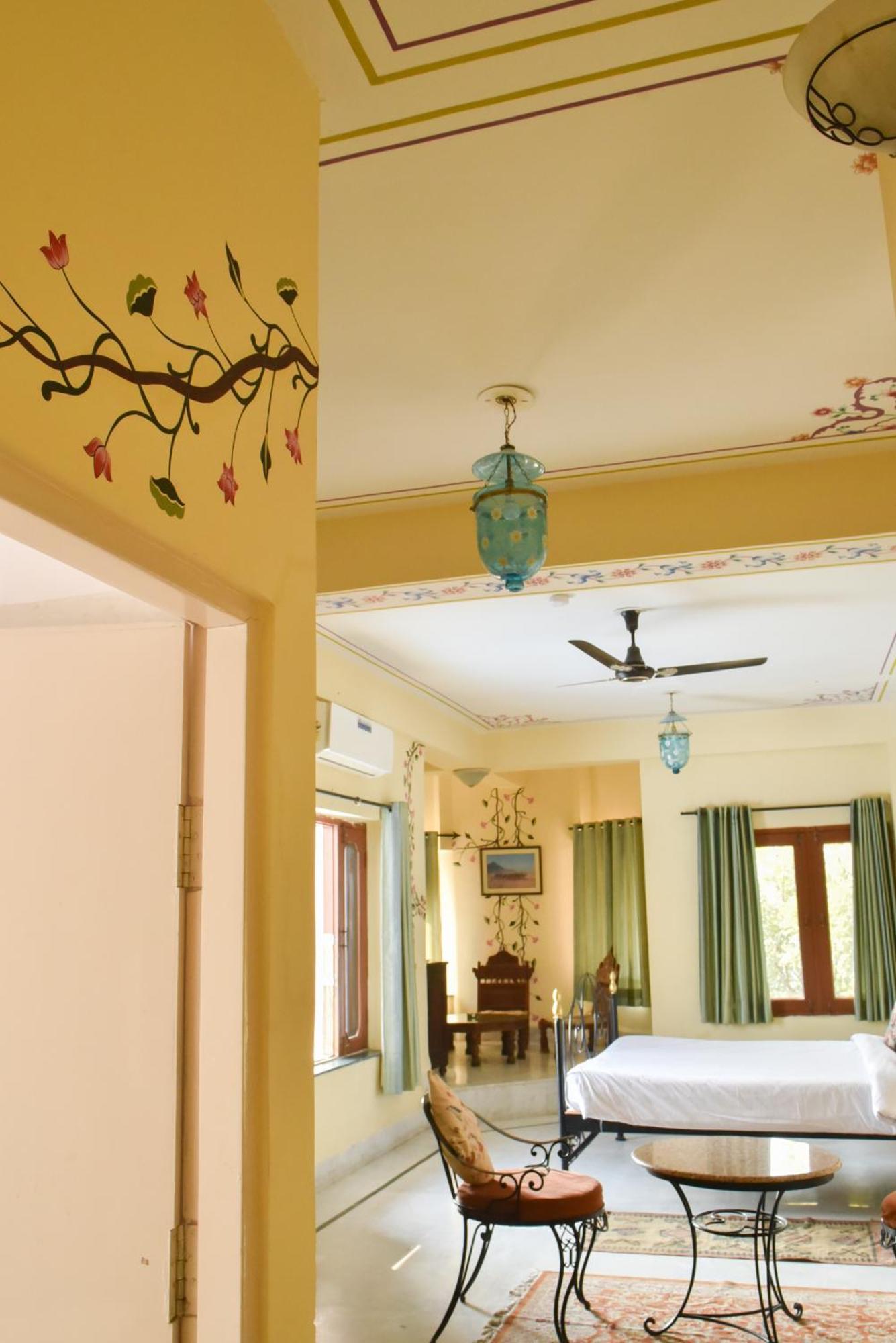 Umaid Palace - A Lakeside Heritage Palace Resort Near Jaipur Close To Bhangarh & Chand Baori Stepwell Abhaneri Dubbi Room photo