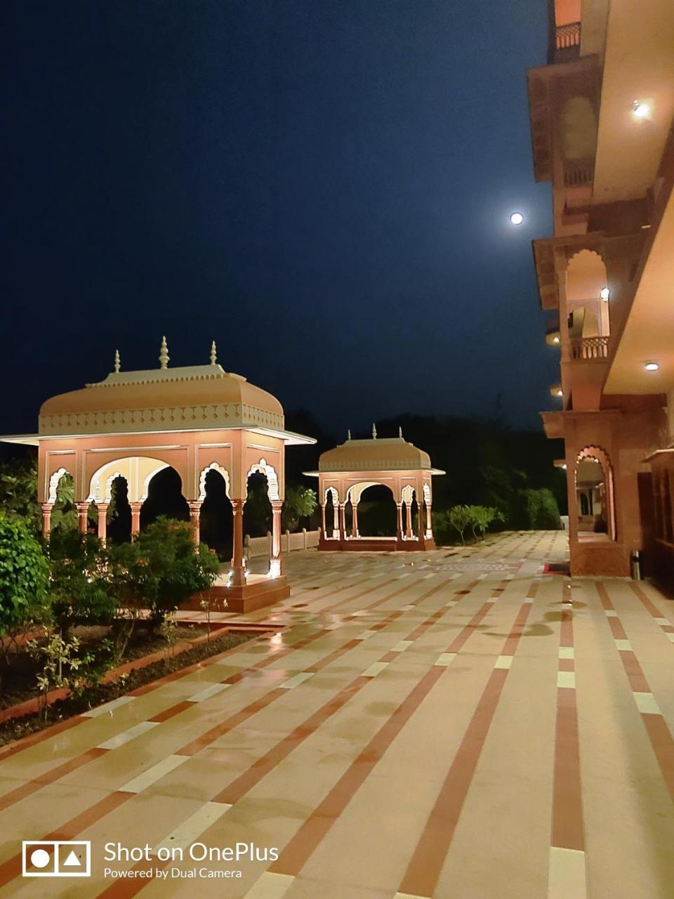 Umaid Palace - A Lakeside Heritage Palace Resort Near Jaipur Close To Bhangarh & Chand Baori Stepwell Abhaneri Dubbi Exterior photo